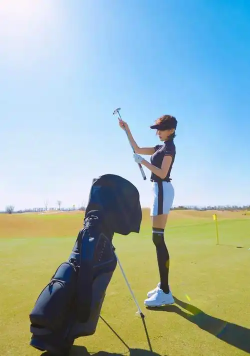 武打女星张蓝心在蓝天白云下展示大长腿和骄人身材