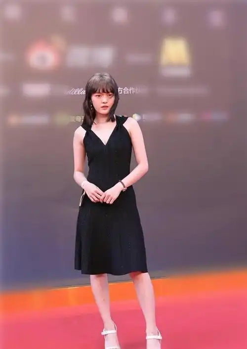 文淇则是穿着一条黑色小短裙,很好的将腰身勾勒了出来,不过最亮眼的便