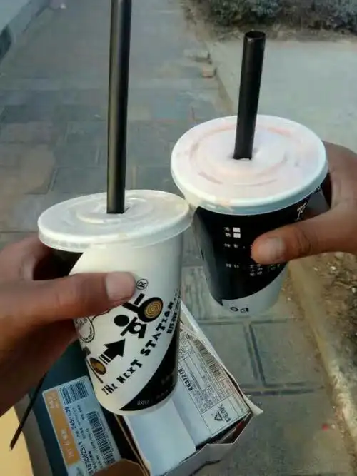 想买俩杯奶茶