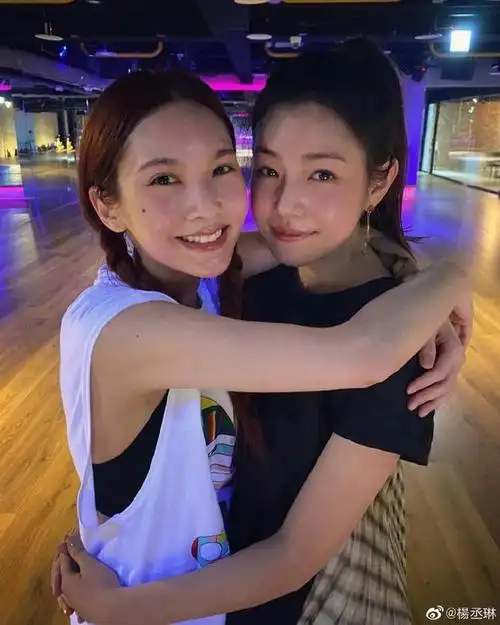 杨丞琳晒与陈妍希亲亲合照很不舍对方离开台北