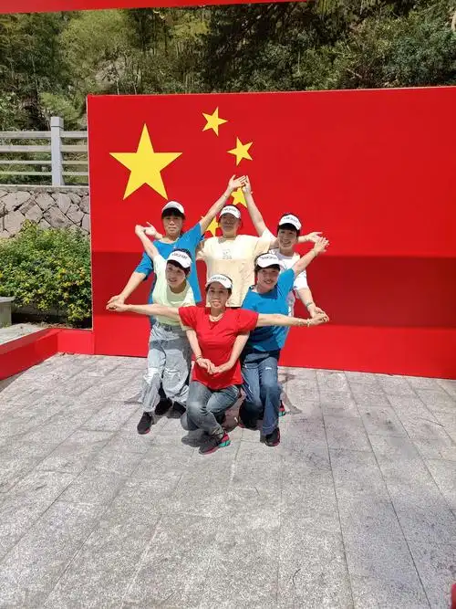 我们摆了个五角星的p0s,是不是很应景,愿我们祖国母亲生日快乐,国泰