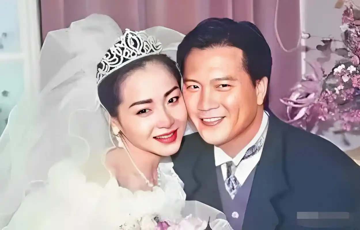 1984年,26岁的恬妞在印尼与富豪·叶聪豪结婚.