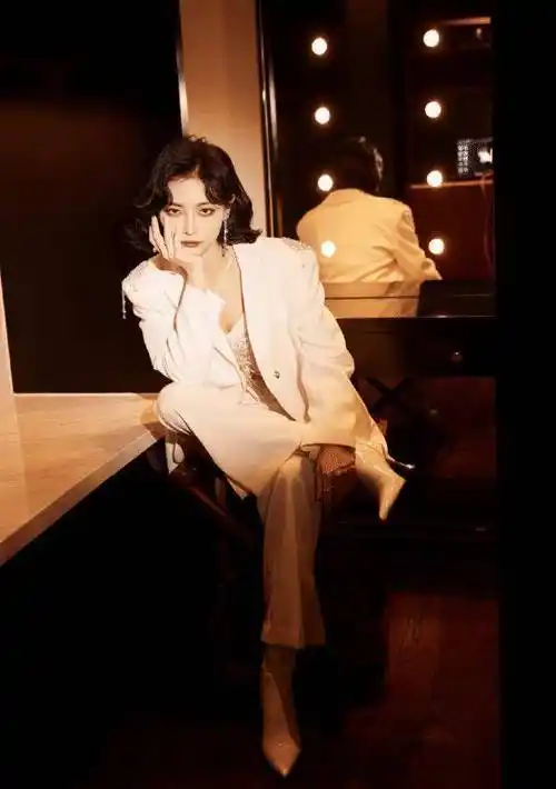 虽说许佳琪出道时间不算长,但凭借出挑舞台表现,收获大批粉丝深得网友