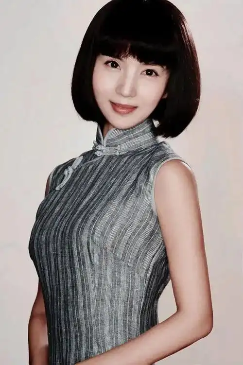 因为出道伊始就饰演像万人迷这样的性感角色,因此在后期陈好的造型也