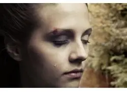 闭眼哭泣的女子