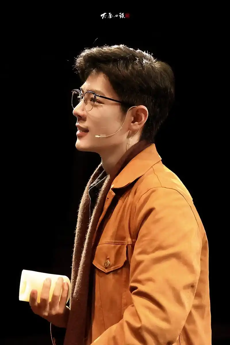 肖战参演的顶级话剧《如梦之梦》深圳站和西安站明天12点开票,抢票的