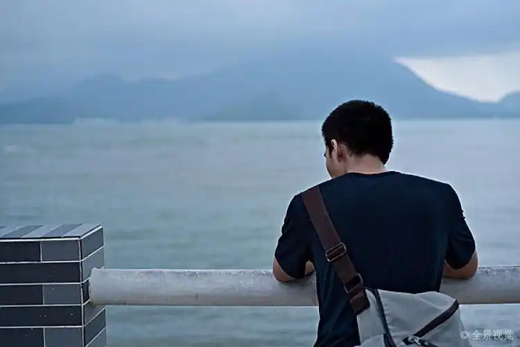 海边沉思的旅行者背影_高清图片_全景视觉