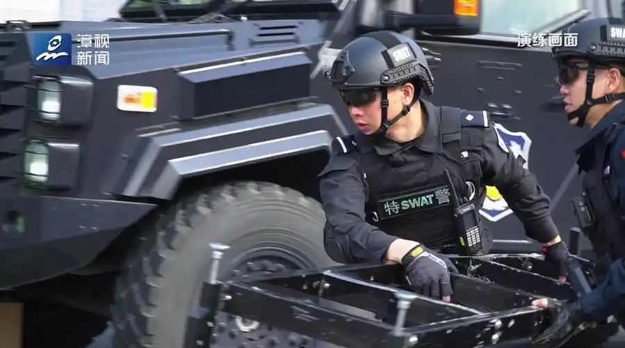 今天上午,#漳州市公安局#巡特警支队联合#漳州公交集团#,在市区建元