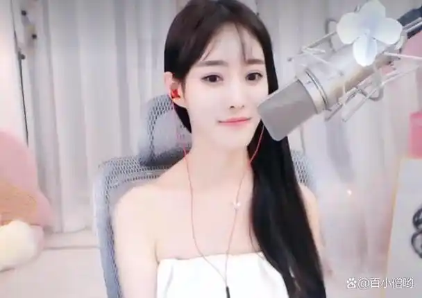 然而,她在2022年初违反了与歪歪平台的合同,跳槽到了抖音平台,引发了