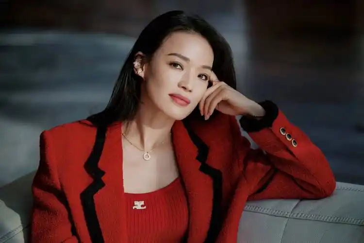 舒淇一直以来都尝试着用这种大波浪卷发来展现她的风情万种,虽然脸型