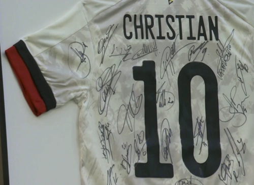 丹麦2分钟打懵世界第一!第10分钟全场致敬埃里克森,卢卡库含泪