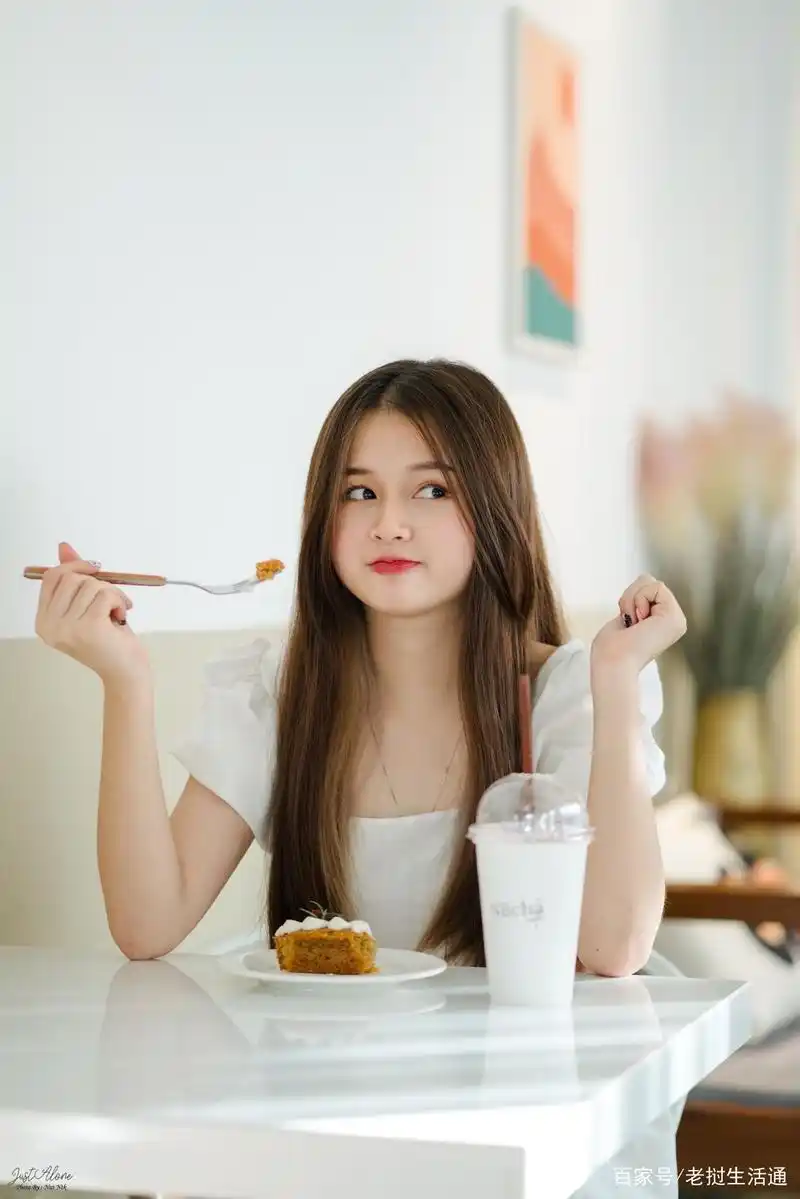 肉感圆脸狗狗眼的女生可以有多好看?