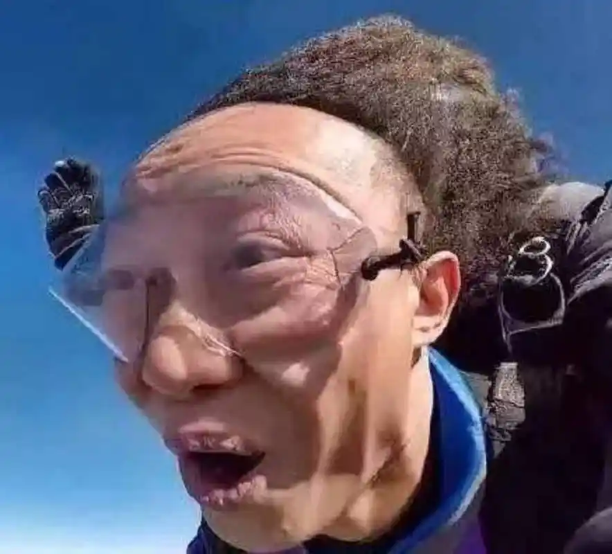 陈奕迅近照古铜肤色变运动型男后退发际线瞬间显老