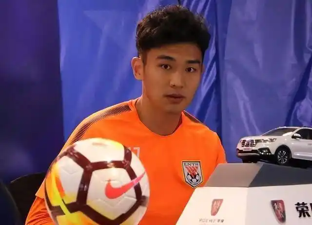 吴兴涵,中国国足运动员,今年30岁,已经结婚,在山东队效力.