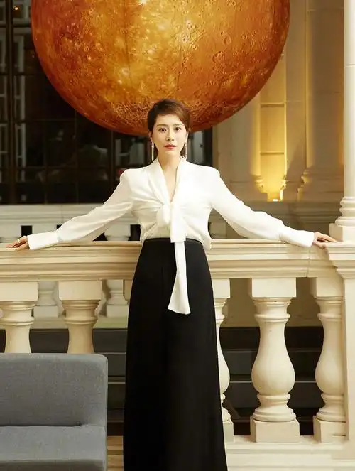 44岁海清田园生活照,穿白衬衫扎马尾美如画,行走郊外清新淡雅