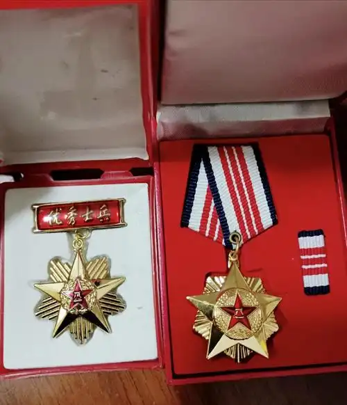 谭建鹏服役期间获得"优秀士兵"奖章和"三等功"奖章目前,猎德街道正为