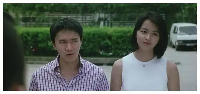 当时还在读书的梁咏琪迅速的被经纪公司签了下来,并搭档周星驰拍摄了