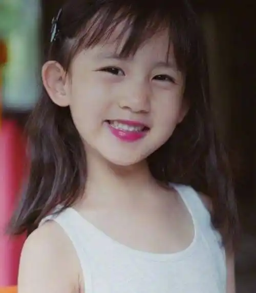 原创难怪网友让黄磊小女儿禁止整容6岁五官撞脸林允儿正脸可爱爆