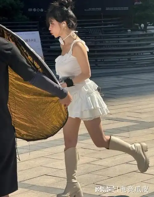 其实以前冯提莫也曾登上过《男人装》,当时她的性感造型似乎并没有