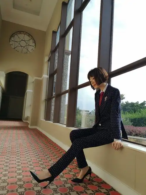 陈鲁豫气场全开波点印花再现"西装杀" 席地而坐率性十足