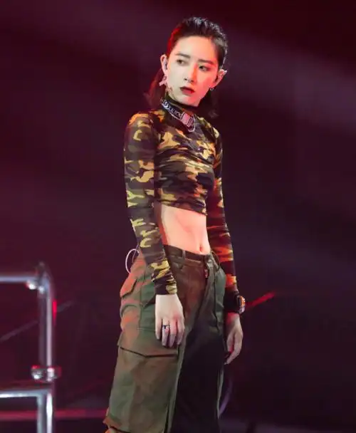 不肯用脸和身材的李斯丹妮,穿裙子到底有多美?粉丝:啊我没了