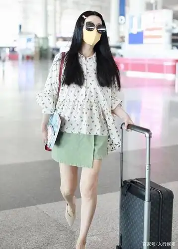 范冰冰瘦好多,穿绿色短裙清爽腿细不少,依旧是焦点引众人围观