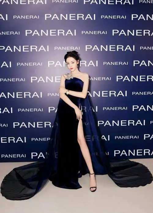 她以独特的造型和优雅的气质成为全场焦点,展现出无与伦比的魅力.