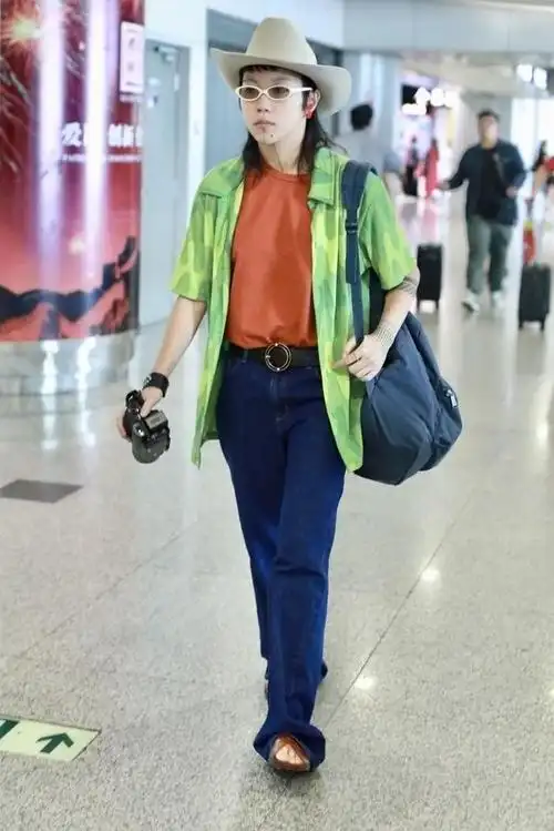 王菲大女儿窦靖童的魔法穿搭原来衬衫t恤这么穿也很时尚洋气