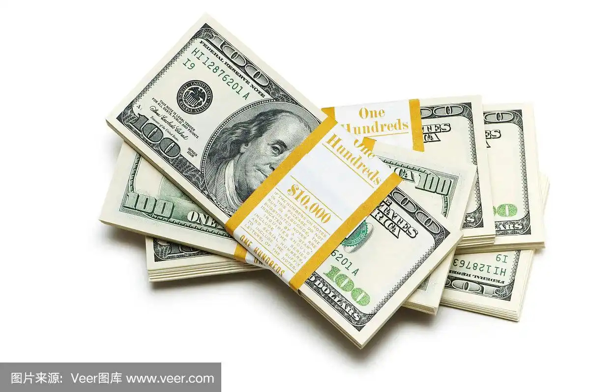 一万美元堆在白色的上面