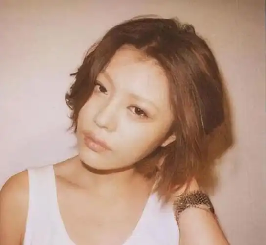 汪峰女儿小苹果晒留学照黑丝短裙露脐装网友可别像你妈妈