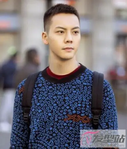 男生栗子头发型侧面头发剃光一些更潮,顶部头发修剪得有些细碎,层次感