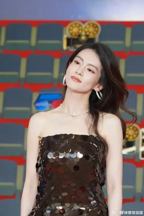 陈昊宇,这个发型看起来好有气质,好像看到有人说她是沙发发质,粗硬