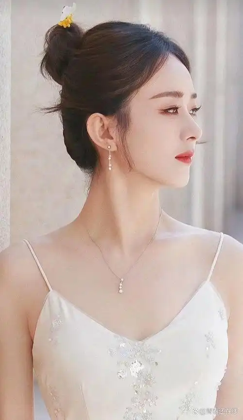 很多粉丝都晒出了赵丽颖的近照,引发了不少网友的热议.