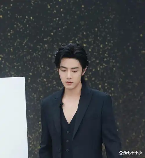 肖战商务直播上世趋,深v狼尾卷发装造引发热议,再刷颜值上限