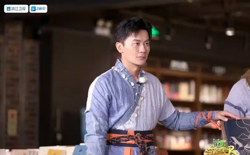 首先是李晨和郑恺.