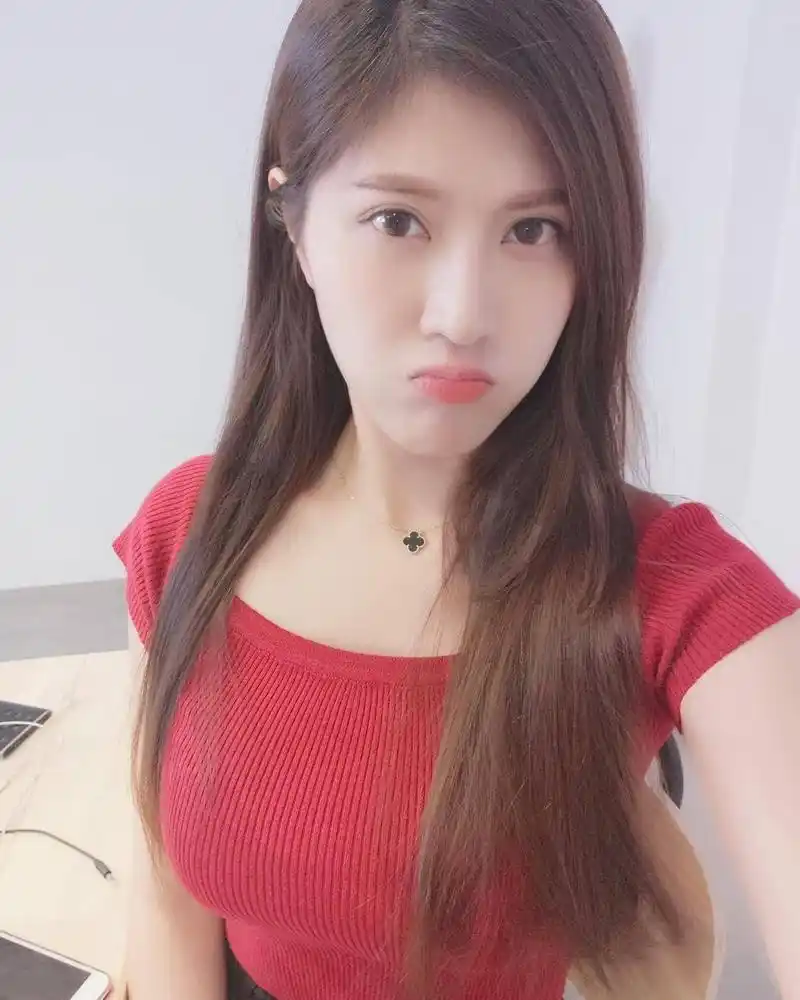 台湾美女主播刘庭羽私服性感迷人写真