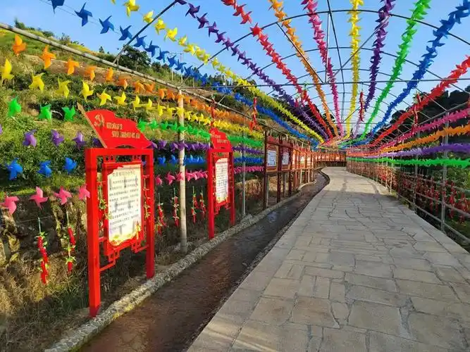 创建了"党建文化长廊"和"红色广场(红土初心讲堂)