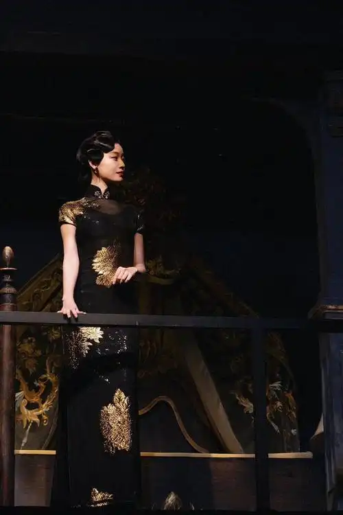 被倪妮的旗袍美到了,一颦一笑风情万种,梦回《金陵十三钗》