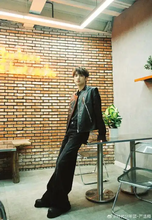 严浩翔七夕皮衣穿搭