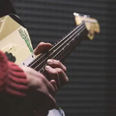 弹吉他的头像
