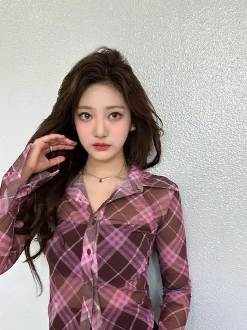 aepsa宁艺卓透视装,引发韩网友们的争议,穿这样打歌是否合适?_腾讯新