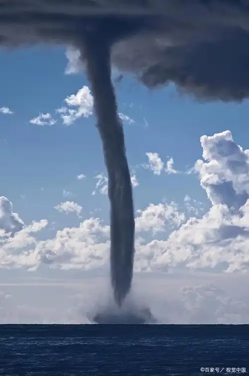 水龙卷(waterspout),一种偶尔出现在温暖水面上空的龙卷风