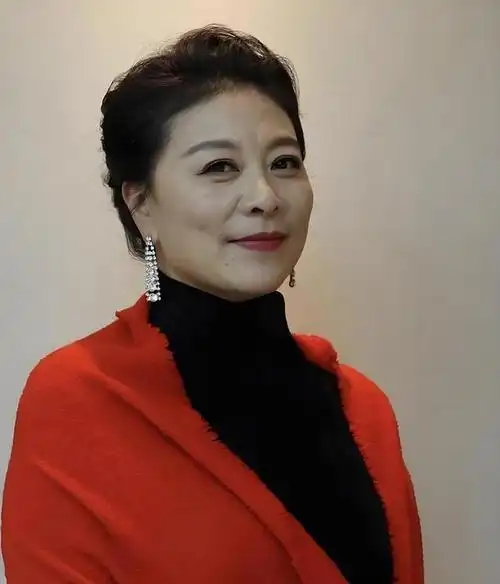 岳红,那位娇小却耀眼的女星,如同夜空中最亮的星,她许下誓言:"我的