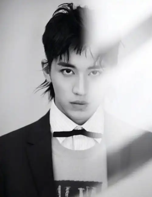 当男星遇上狼尾发型蔡徐坤很野肖战很苏但我还是忘不了这位的