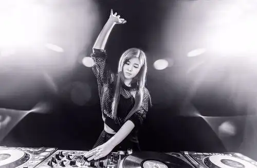 今天为大家带来dj米诺一波全新性感写真照,最后还有女神超嗨打碟哦!