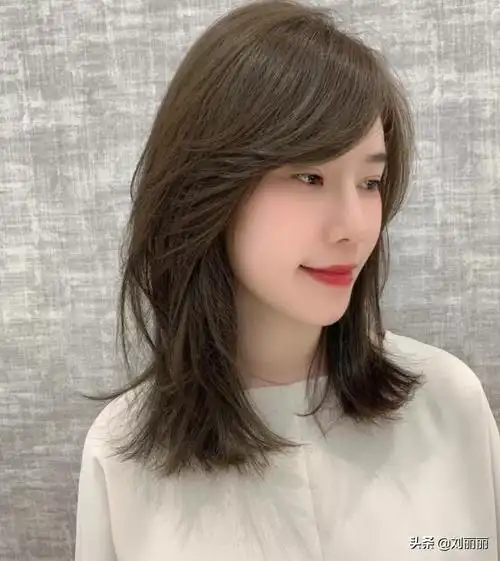 可以把侧面的头发修剪出向后走的层次,就像上面这款发型,刘海和侧面融