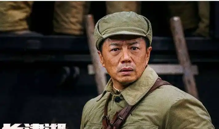 段奕宏《长津湖》剧照到2022年2月15日,国庆节的热门电影《长津湖》