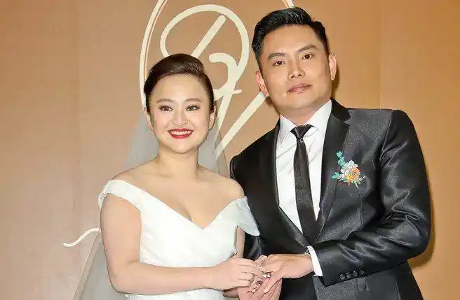 2015年,何嘉文与圈外上班族男友david结婚,为了结婚何嘉文努力减肥