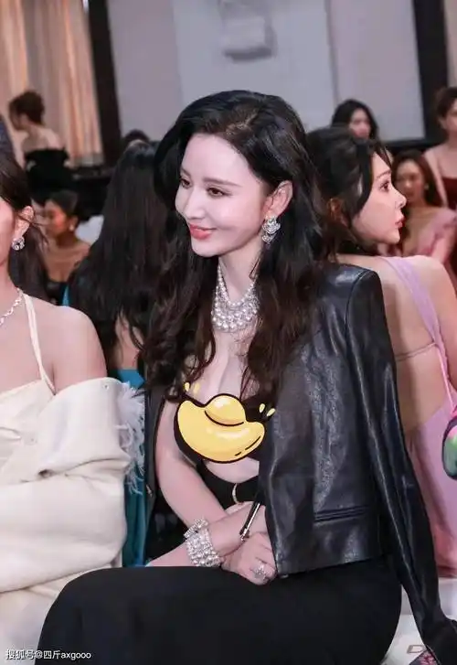 女明星张萌看秀造型引争议黑色抹胸裙太性感网友是裙子小了