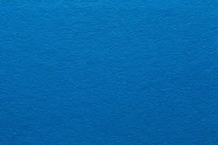 蓝色毛毡质地背景纯色纸纯色风格动画片爱心意大利面条或面食包装样机